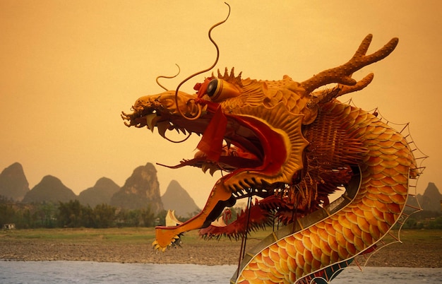Chinesischer Drache am See bei Sonnenuntergang