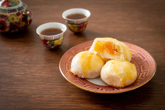 Chinesischer Gebäck-Mondkuchen mit gesalzener Ei-Erdnuss oder Frühlingsrollen-Teig mit Nüssen und gesalzenen Eiern - asiatische Küche