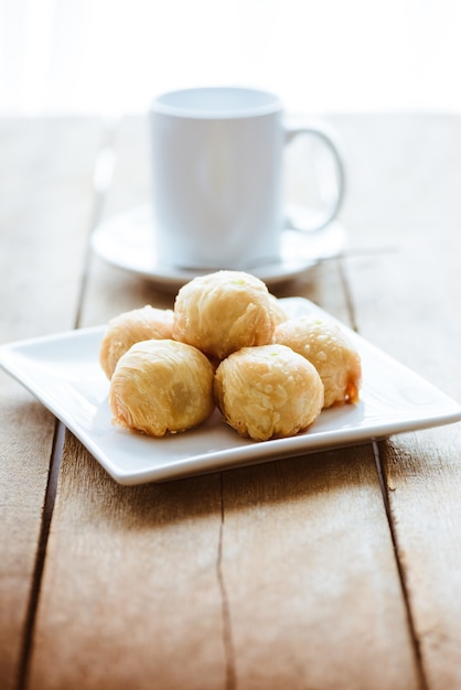 Chinesischer Gebäckmondkuchen mit Tasse Tee