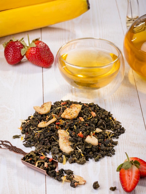 Chinesischer grüner Oolong-Tee mit Fruchtzusätzen, selektiver Fokus auf trockene Teeblätter in der Nähe