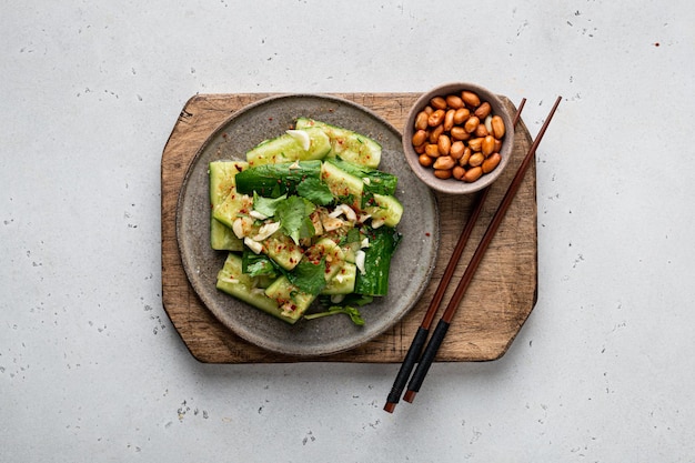 Chinesischer Gurkensalat in einer Keramikplatte, Ansicht von oben