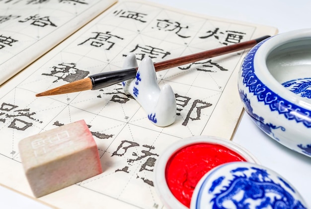 Chinesischer Kalligrafie-Stift Tintenpapier Tintenstein und Tintenstempel