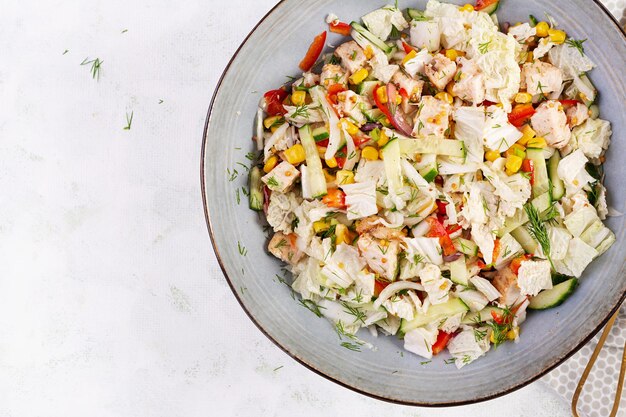 Foto chinesischer kohlsalat mit hühnerfleisch, mais, gurken und senf. asiatische speisen