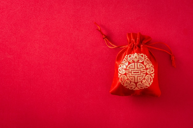 Chinesischer Sack für Neujahrsfestdekoration auf rotem Hintergrund.