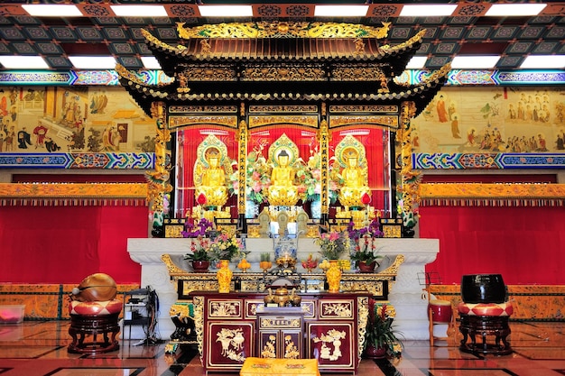 Chinesischer tempelinnenraum mit buddha-statue in hong kong