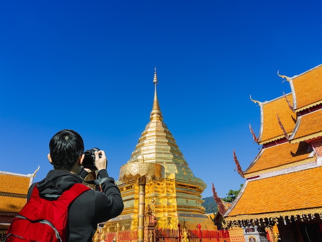 Chinesischer Tourist Fotografiert derzeit den Phra That Doi Suthep Tempel in Chiang Mai, Thailand.