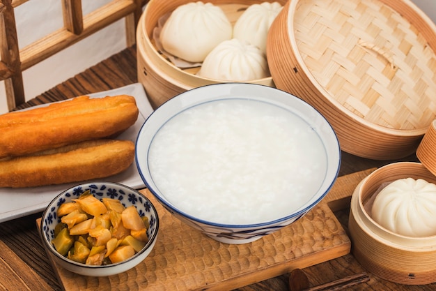 Chinesisches Brei-Frühstücksset, gebratene Teigstangen, weißer Brei,