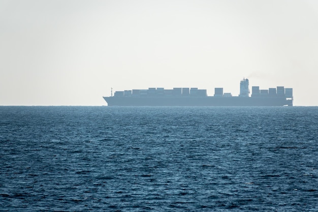 Chinesisches Containerschiff vor der Küste Chinas