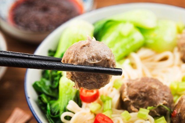 Chinesisches essen: fleischbällchen mit nudeln,