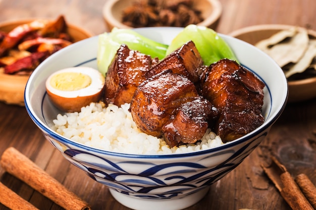 Chinesisches Essen, geschmorter Schweinefleischreis