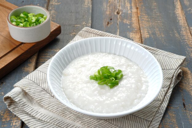 Chinesisches Essen, Reisbrei oder Congee, köstliches traditionelles chinesisches Frühstück