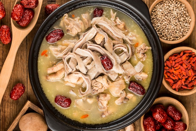 Chinesisches Essen Schweinebauch in Hühnersuppe