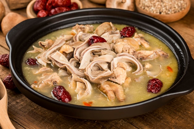 Chinesisches Essen Schweinebauch in Hühnersuppe