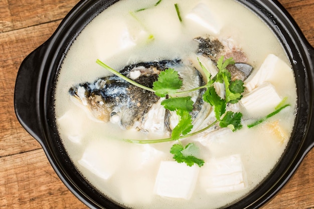 Chinesisches Essenköstliche Fischkopfsuppe Silberne Karpfenkopfsuppe