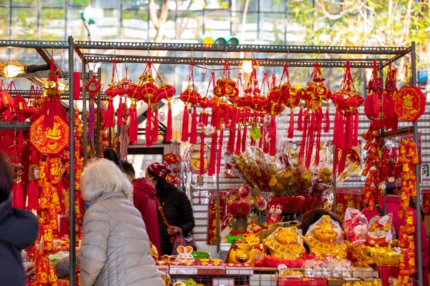 Chinesisches Frühlingsfest Neujahrsabend mit Verkauf von traditionellen Schmuckständen des Frühlingsfestes