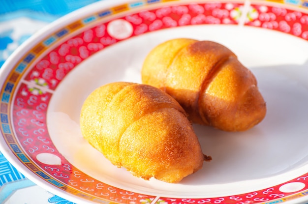 Chinesisches gedämpftes Brötchen oder Mantou in einer Platte auf dem Tisch.