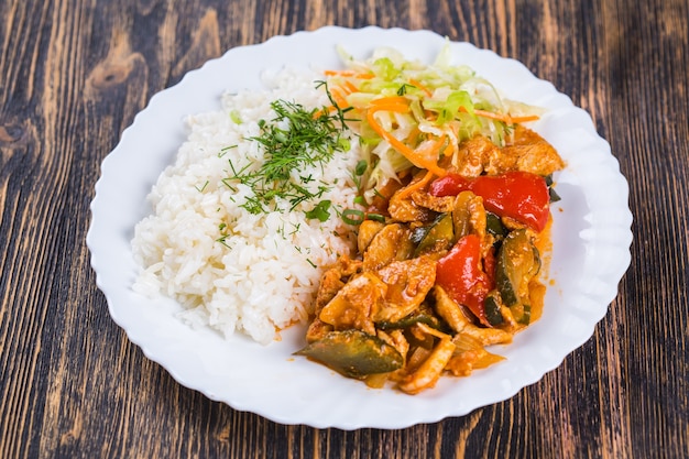 Chinesisches Huhn mit Reis auf einem Teller