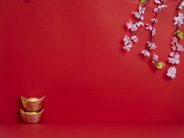 Foto chinesisches neujahr. blumen und chinesischer goldbarren
