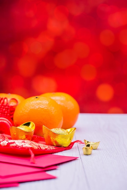 Chinesisches Neujahr, Orangen- und China-Goldbarren, traditioneller asiatischer Stil (Fremdtext bedeutet Segen und Glück) mit Kopienraum für Text