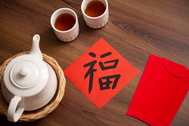 Chinesisches Neujahr und Neujahrsfest mit Goldbarren, die roten Umschlag und heißen Tee geben. Das chinesische Wort bedeutet: Segen, Glück und Glück