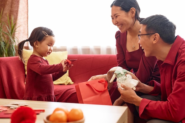 Chinesisches Neujahr zusammen feiern und Geschenke austauschen