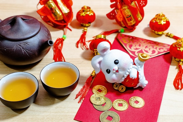 Chinesisches Neujahrskonzept mit traditionellem roten Umschlag
