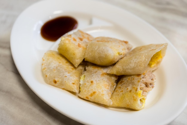 Chinesisches Omelett mit Thunfisch im taiwanesischen Lebensmittelgeschäft