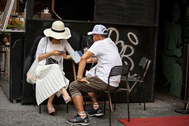 Chinesisches Paar sitzt im Café in China Town in Kuala Lumpur, Malaysia