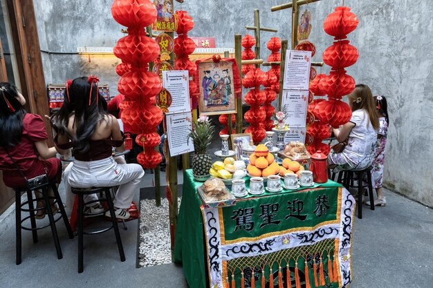 Los chinos en el restaurante celebran el año nuevo chino en Bangkok, Tailandia