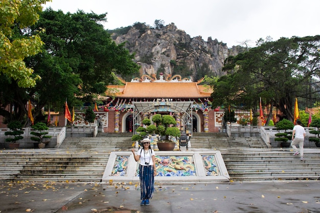 Los chinos y los viajeros mujeres tailandesas viajan visitan y respetan a Dios rezando en el templo de Tiantan en el Jardín Tian Tan en Shantou o Swatow el 7 de mayo de 2018 en Chaozhou China