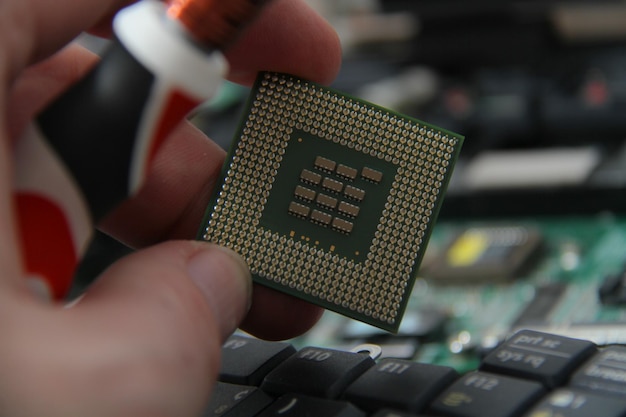 Chip de computadora cortado para la mano