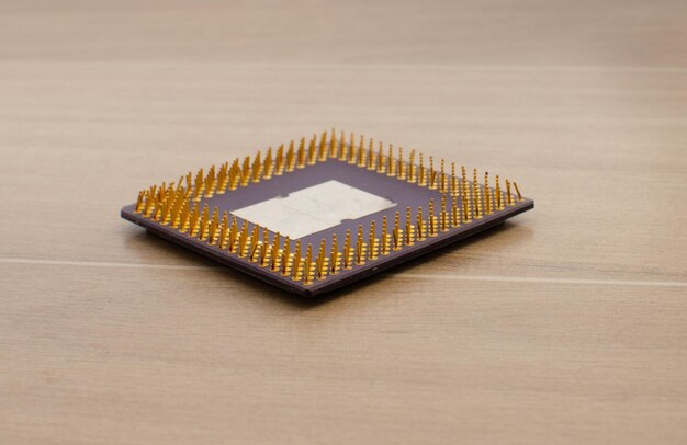 Chip de computador da unidade central do processador da CPU na área de trabalho da CPU da placa-mãe com contatos voltados para o PC