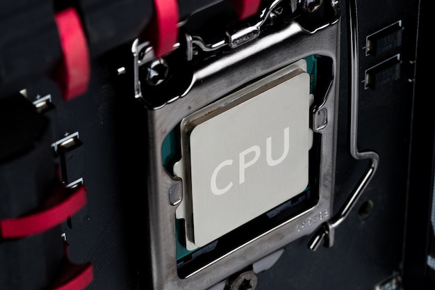 Chip de CPU no soquete no motherboad