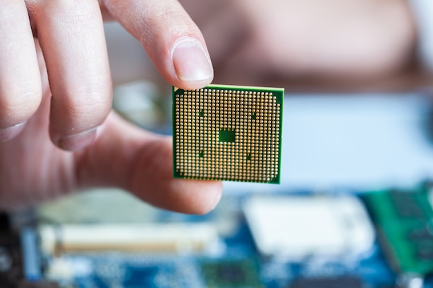 Chip de mão de homem com computador na mesa