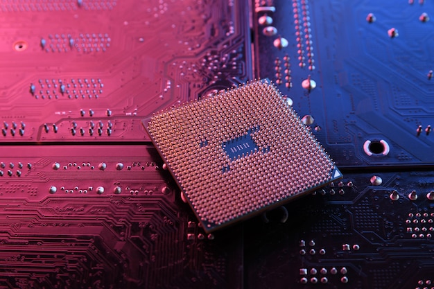 Chip de processador de cpu de computador na placa de circuito, placa-mãe. Fechar-se. Com iluminação vermelho-azul