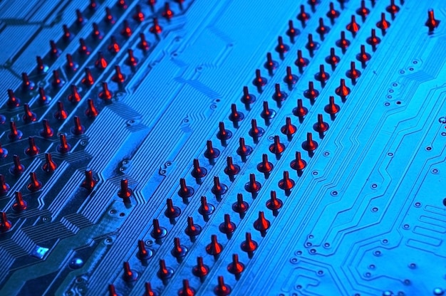 Chip do processador da cpu do computador no fundo da placa-mãe da placa de circuito Closeup com iluminação redblue