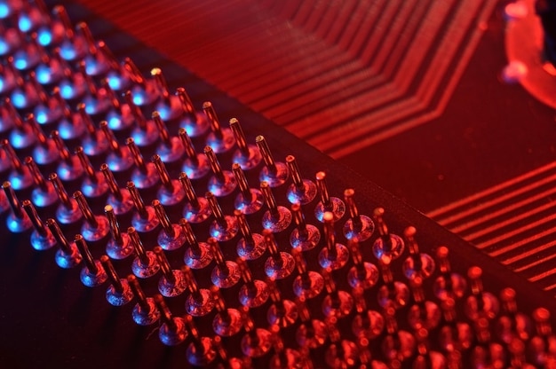 Chip do processador da cpu do computador no fundo da placa-mãe da placa de circuito Closeup com iluminação redblue