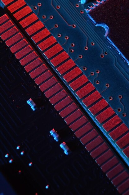 Chip de procesador de cpu de computadora en el fondo de la placa base de la placa de circuito Primer plano con iluminación roja y azul