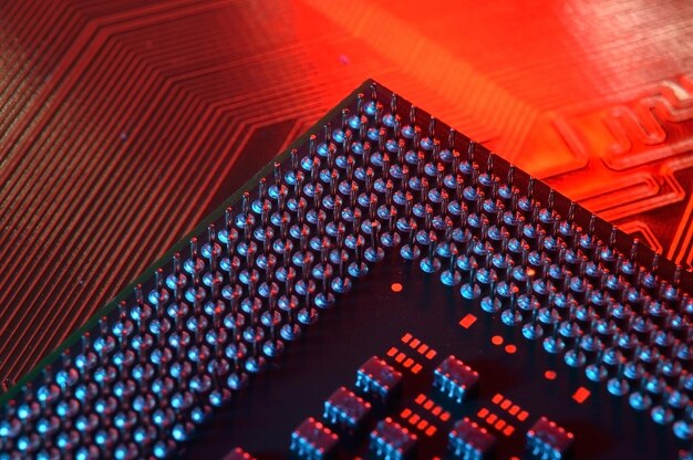 Foto chip de procesador de cpu de computadora en el fondo de la placa base de la placa de circuito primer plano con iluminación roja y azul