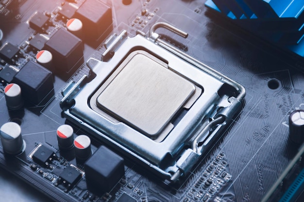 Chip de procesador de CPU en el enchufe de la placa base de la computadora
