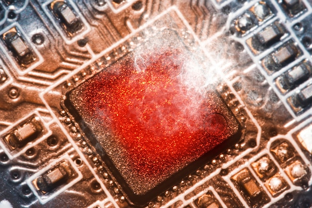 El chip del procesador se sobrecalienta y se quema en el zócalo de la placa base de la computadora