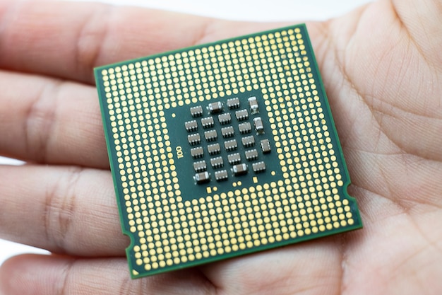Chip de procesador de vista posterior de cpu realista en mano
