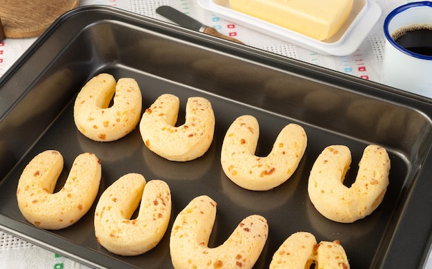 Chipas typisches südamerikanisches Käsebrötchen in einem Backblech mit Butter und Kaffee