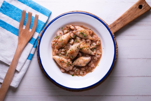 Chipirones Tintenfisch geschmort mit Gemüse, Garnelen und Kartoffeln. Traditionelles spanisches Tapa-Rezept.