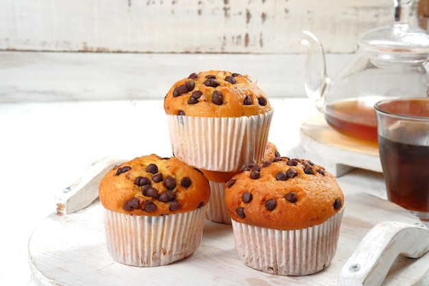 Chipmuffins de chocolate sobre fondo blanco.