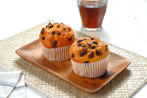 Chipmuffins de chocolate sobre fondo blanco.