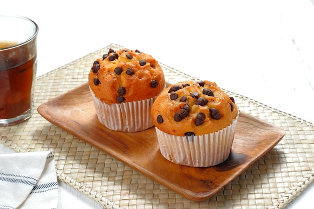 Chipmuffins de chocolate sobre fondo blanco.