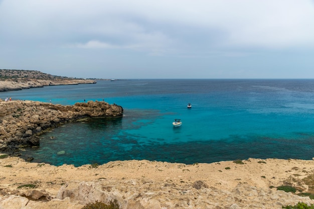 CHIPRE CAPE CAVO GRECO Los turistas navegaban en un bote a motor en la laguna azul para nadar