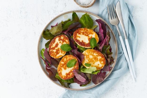 Chipre halloumi frito con ensalada mixta, tapas de remolacha. Lchf, pegan, fodmap, paleo