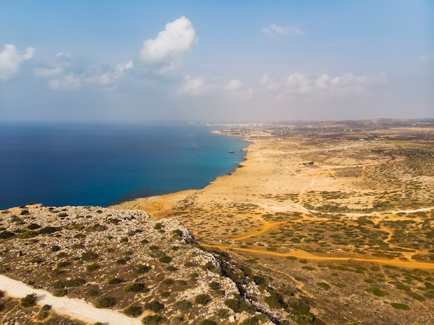 Chipre hermosa costa, mar Mediterráneo de color turquesa. Chipre, Ayia NAPA. campo fuera de la ciudad